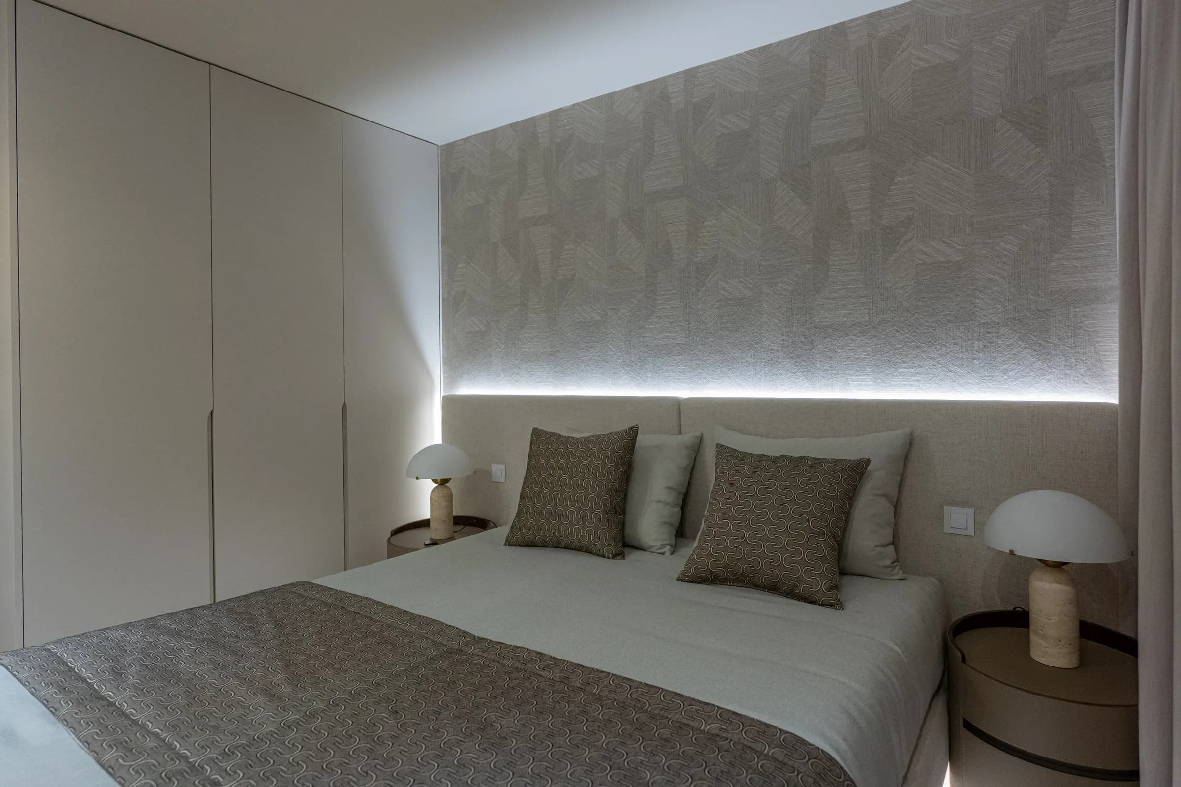 Quarto com roupeiro embutido