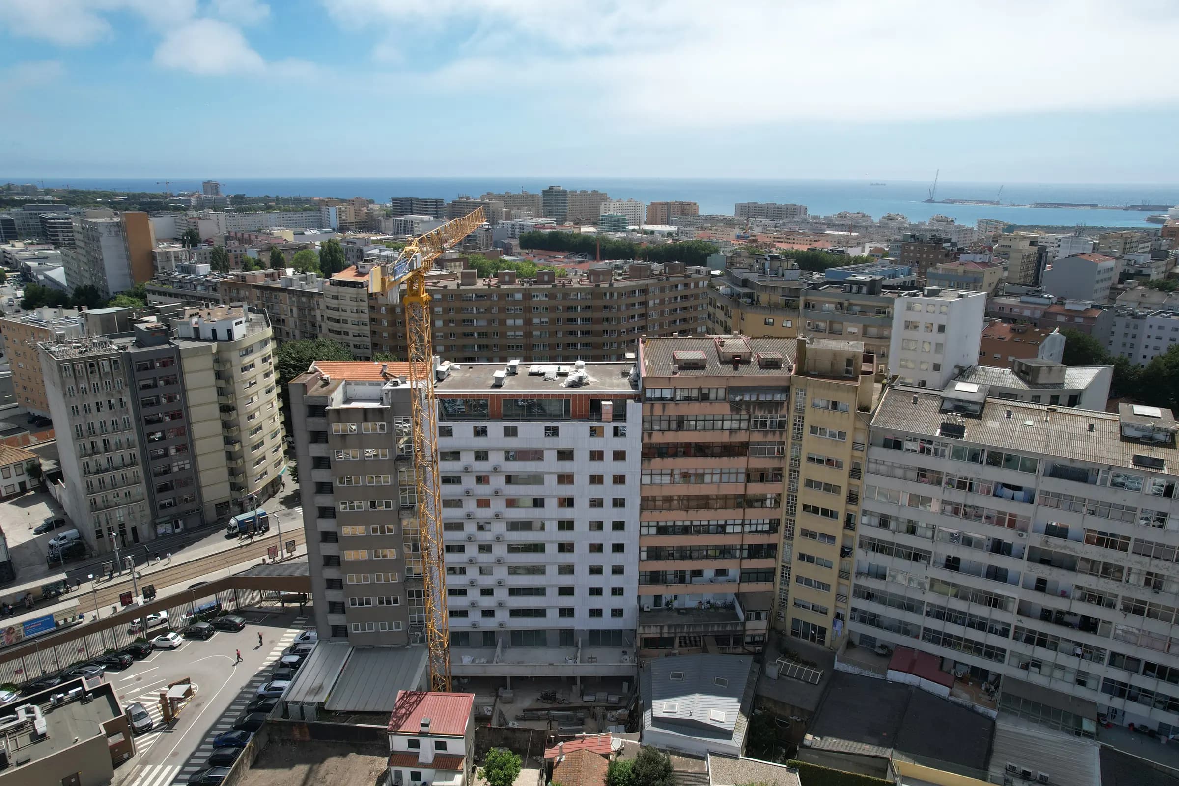 O edifício do Metro Village, com a cidade e o mar ao fundo