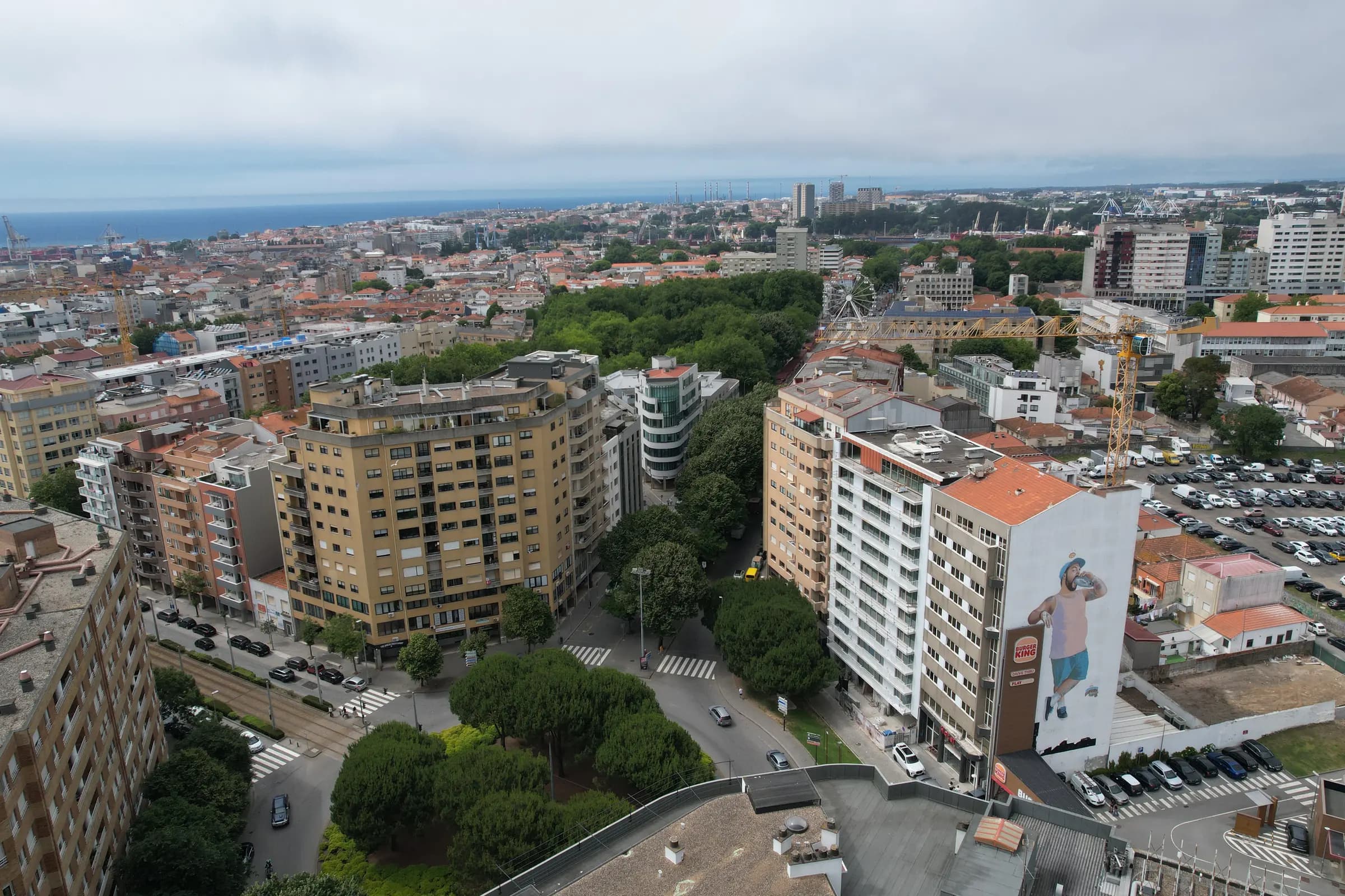 Vista aérea de Matosinhos, com a cidade em primeiro plano e o mar ao fundo
